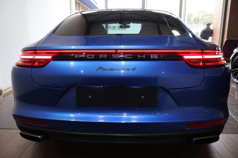 2017 PORSCHE PANAMERA 4