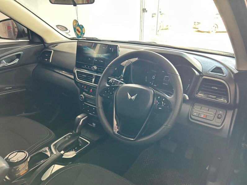 MAHINDRA XUV 3X0