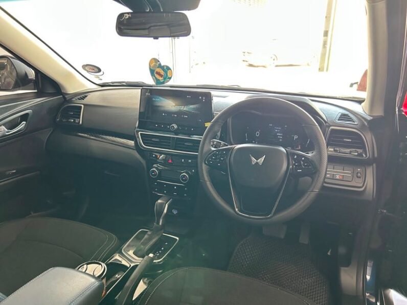 MAHINDRA XUV 3X0