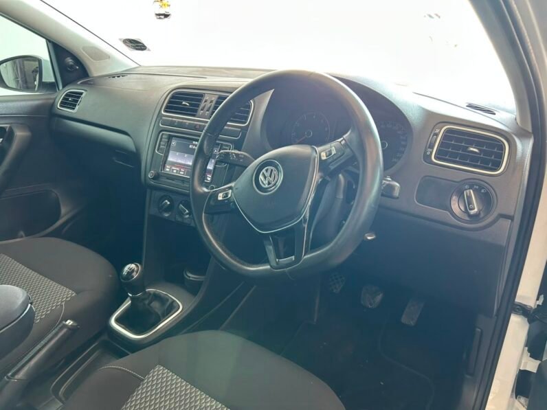 VOLKSWAGEN POLO VIVO 1.6 HIGHLINE
