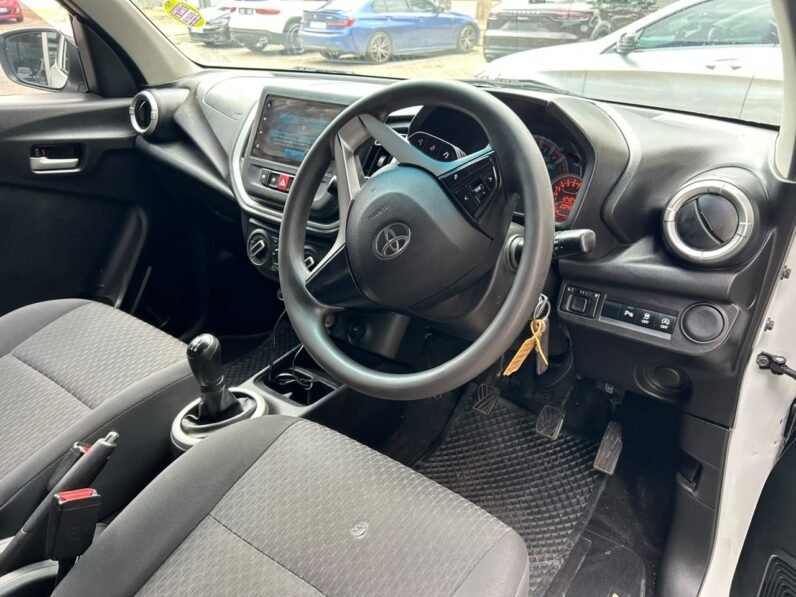TOYOTA VITZ 1.0 XR