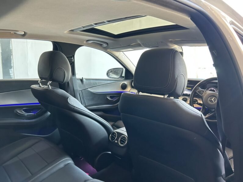MERCEDES BENZ E200