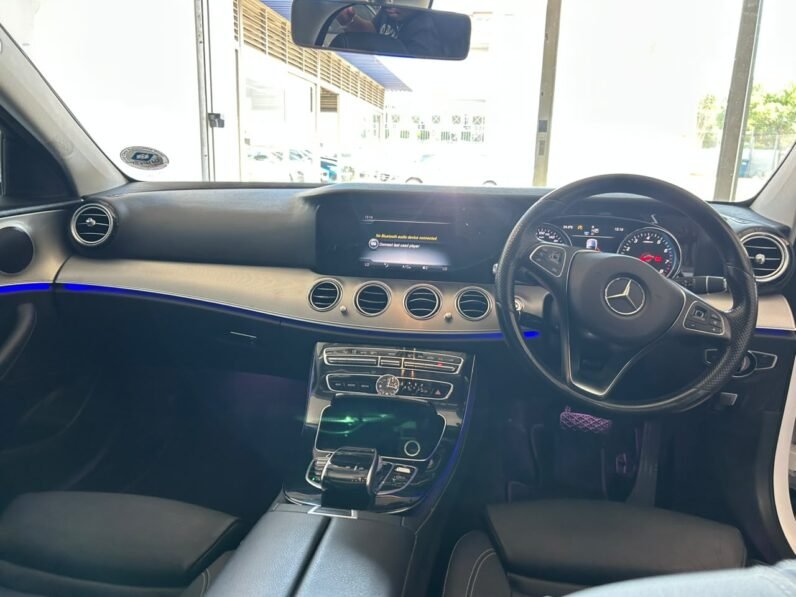 MERCEDES BENZ E200
