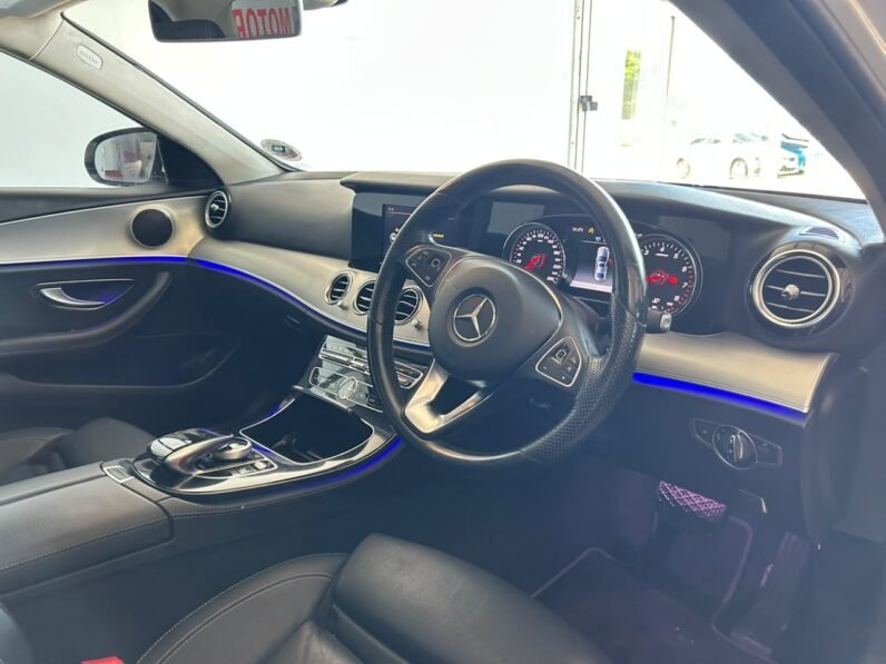 MERCEDES BENZ E200