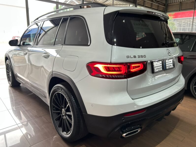 MERCEDES BENZ GLB 250 AMG LINE